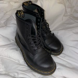 1460 Smooth Leather Lace Up Dr. Martens
